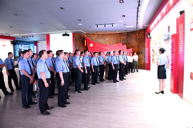 海南：组织党员干部参观反腐倡廉警示教育基地